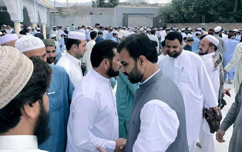 پشاور: مشیر تعلیم ضیاء اللہ بنگش نماز عید کے بعد لوگوں سے ..
