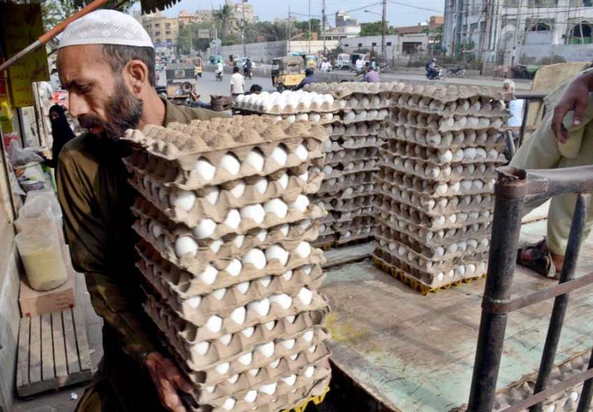 کراچی: مقامی مارکیٹ میں دکاندار ڈیلوری وین سے انڈا اتارتے ..