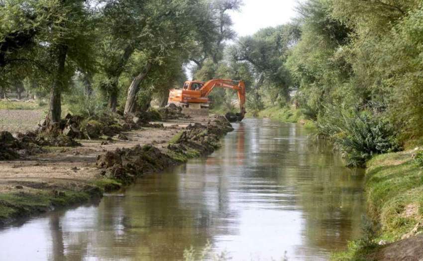 ملتان: ہیوی مشینری کے ذریعے نہر کی صفائی ستھرائی کا کام جاری ..