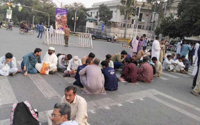 لاہور: نابینا ملازمین اپنے مطالبات کے حق میں مال روڈ پر دھرنا ..