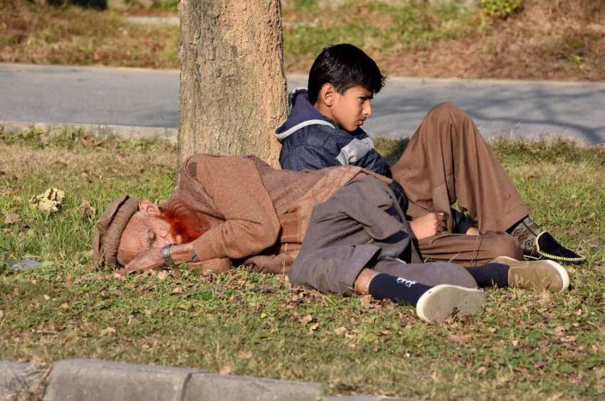 اسلام آباد: گرین بیلٹ ایریا میں  ایک بوڑھا شخص  دھوپ سینک ..