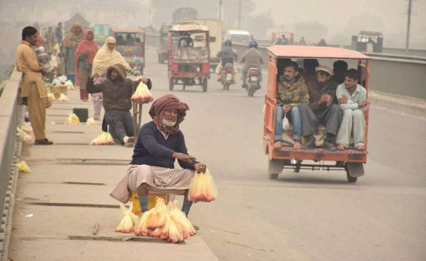 لاہور: پابندی کے باوجو راوی پل پرصدقے کا گوشت فروخت کیا جارہاہے۔