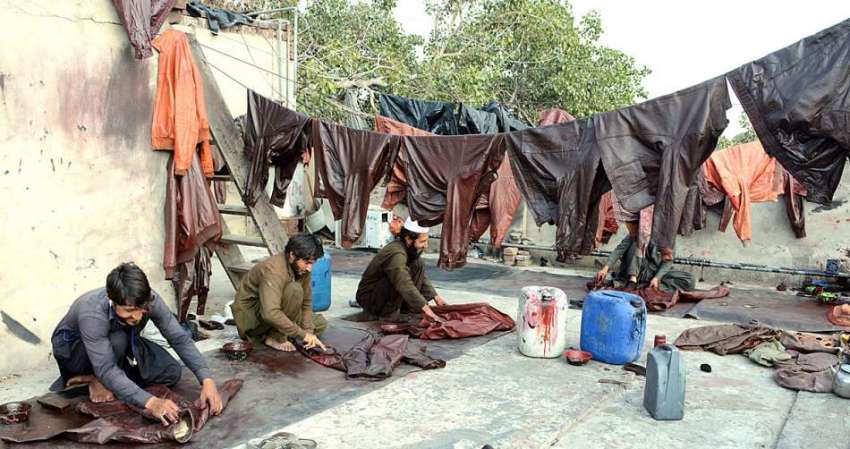 لاہور: مزدور اپنے کام کی جگہ پر چمڑے کی پرانی جیکٹوں کی مرمت ..