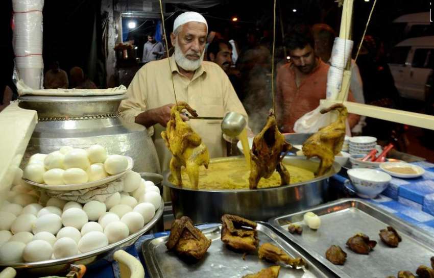 راولپنڈی: بارش کے باعث موسم سرد ہونے پر ایک دکاندار مرغ یخنی ..