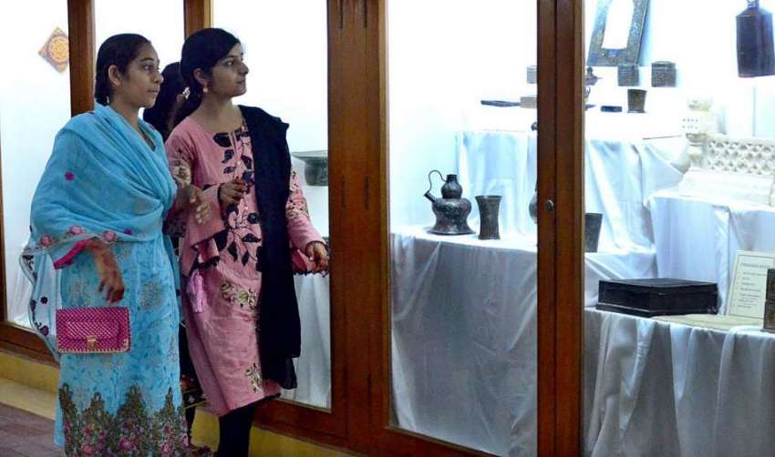 حیدر آباد: سندھ میوزیم کی سیر و تفریح کے لیے آئی لڑکیاں تاریخی ..
