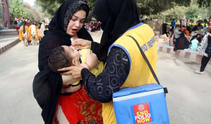کراچی: لیڈی ہیلتھ ورکر کراچی چڑیا گھرمیں ایک بچے کو پولیو ..
