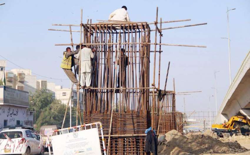 کراچی: مزدور گرین لائن بس سروس کے تعمیراتی کام میں مصروف ..