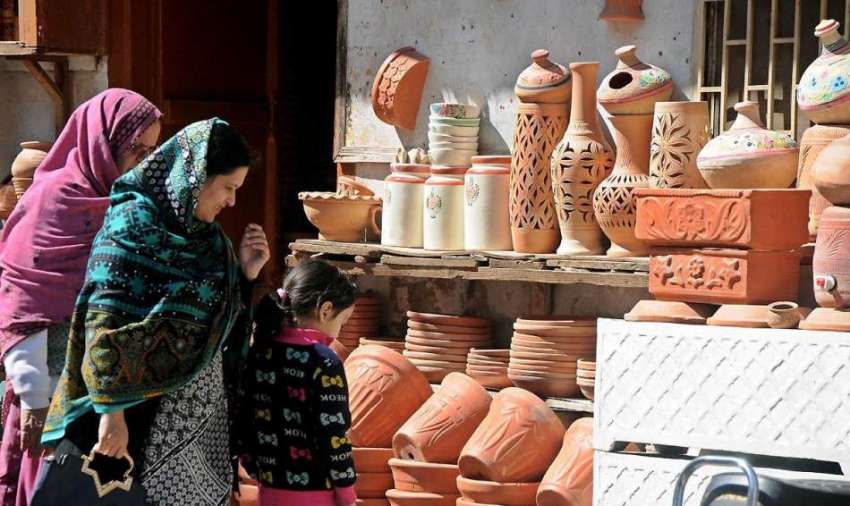 راولپنڈی: خواتین مٹی سے بنی اشیاء خرید رہی ہیں۔