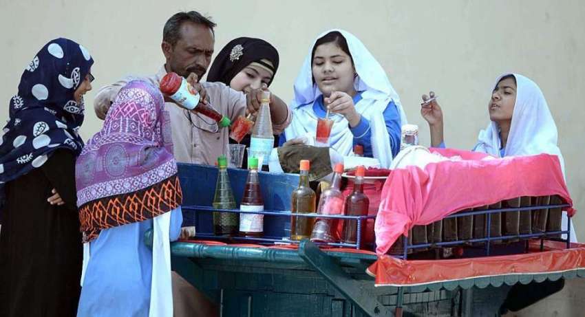 راولپنڈی: سکول سے چھٹی کے بعد بچیاں برف کے گولے خرید رہی ..