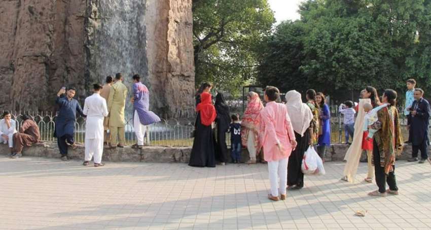 لاہور: شہری جیلانی پارک میں سیر و تفریح کر رہے ہیں۔