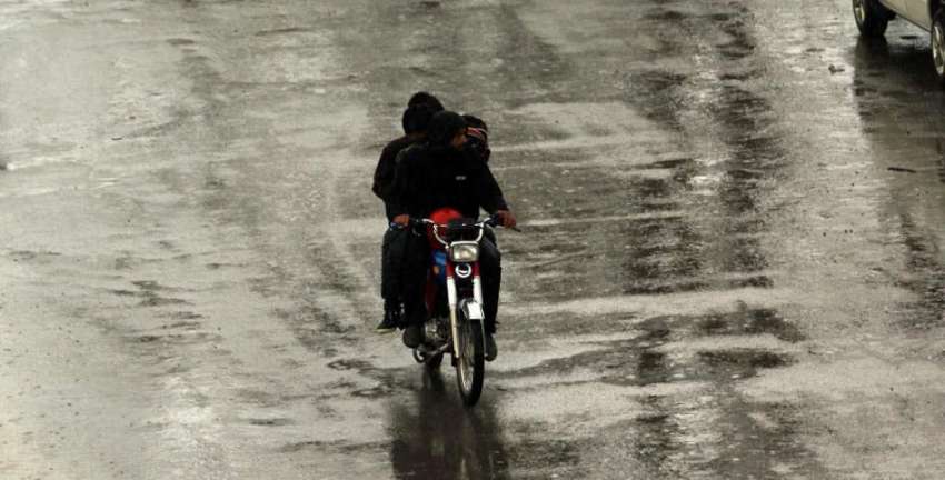 اسلام آباد: موٹر سائیکل سوار بارش کے دوران اپنی منزل کی جانب ..