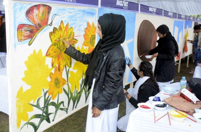 لاہور: جیلانی پارک میں ہونیوالے مقابلے میں شریک لڑکیاں پینٹنگ ..