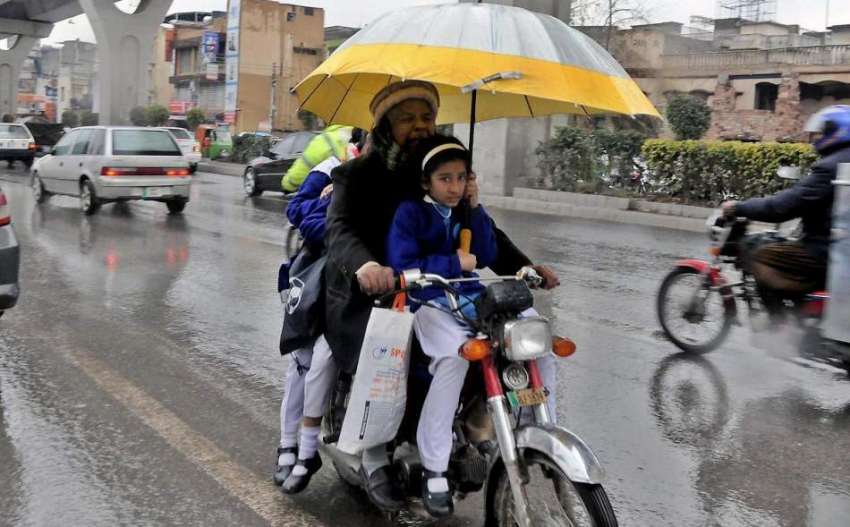 راولپنڈی: موٹر سائیکل سوار نے بارش سے بچنے کے لیے چھتری تان ..