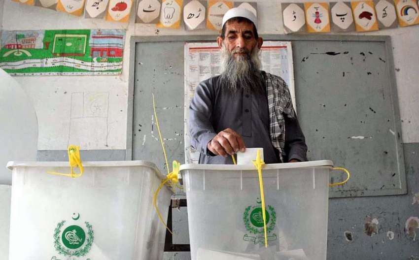 خیبر: قبائلی اضلاع میں ضمنی انتخابات کے موقع پر ایک ووٹر ..