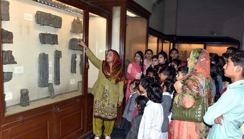 لاہور: میوزیم میں بدھو مجسموں کا دورہ کرنے والے طلباء۔