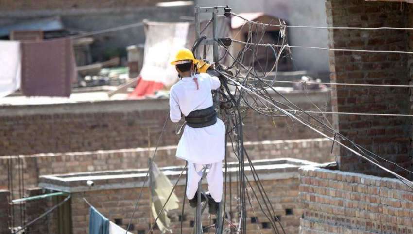 راولپنڈی: واپڈا اہلکار بجلی کی تاریں مرمت کرنے میں مصروف ..