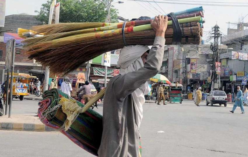 راولپنڈی: گلی گلی چٹایاں فروخت کرنیوالا ایک محنت کش سر پر ..