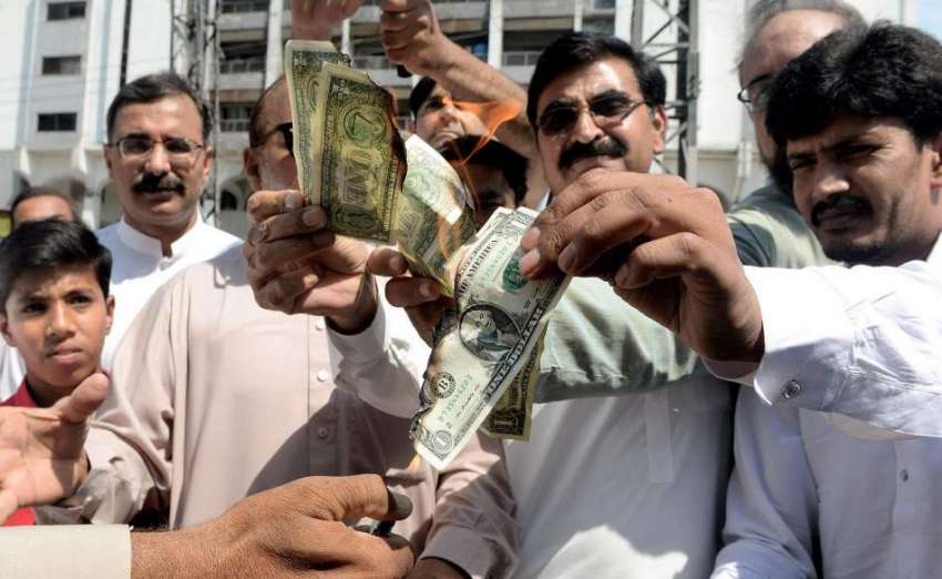 راولپنڈی: دن بدن ڈالر کی بڑھتی قیمت کے باعث شہری بائیکاٹ ..