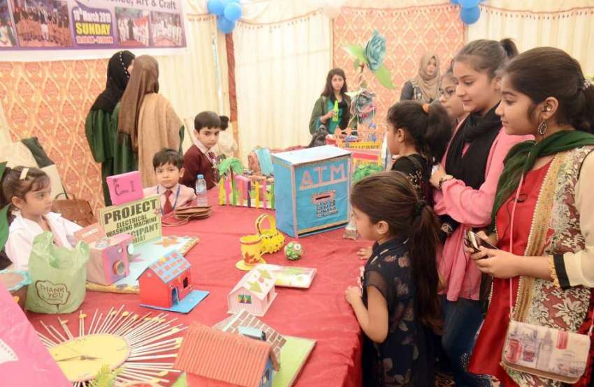 کراچی: مقامی سکول میں نمائش میں سائنس گالا کے موقع پر لگے ..