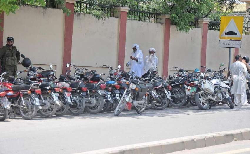 راولپنڈی: آرپی او، دفتر کے باہر مین روڈ پر کھڑے موٹر سائیکل ..