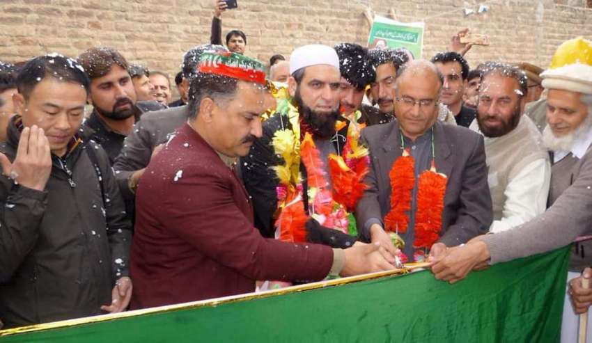 پشاور: صوبائی وزیر معدنیات ڈاکٹر امجد علی اور رکن صوبائی ..