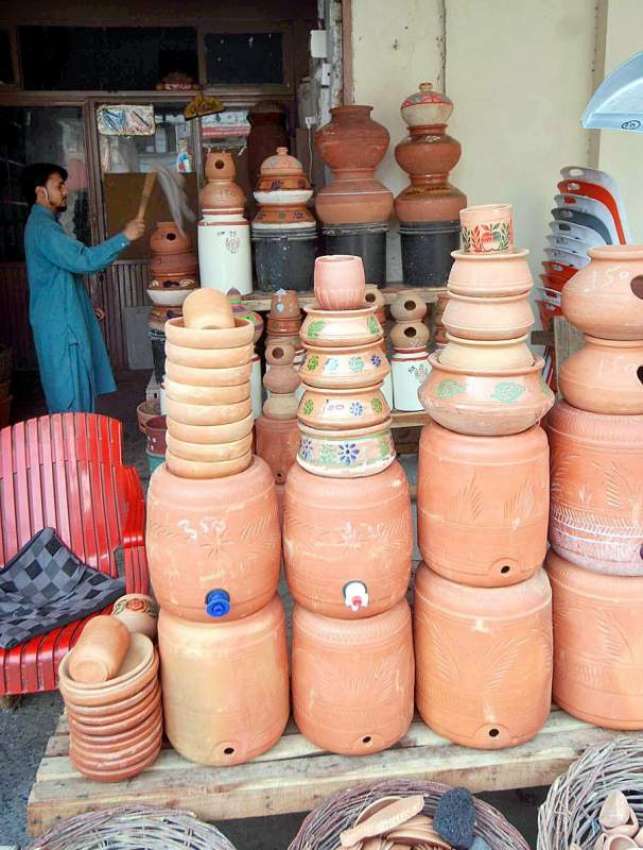 راولپنڈی: دکاندار نے گاہکوں کو متوجہ کرنے کے لیے مٹی کے برتن ..