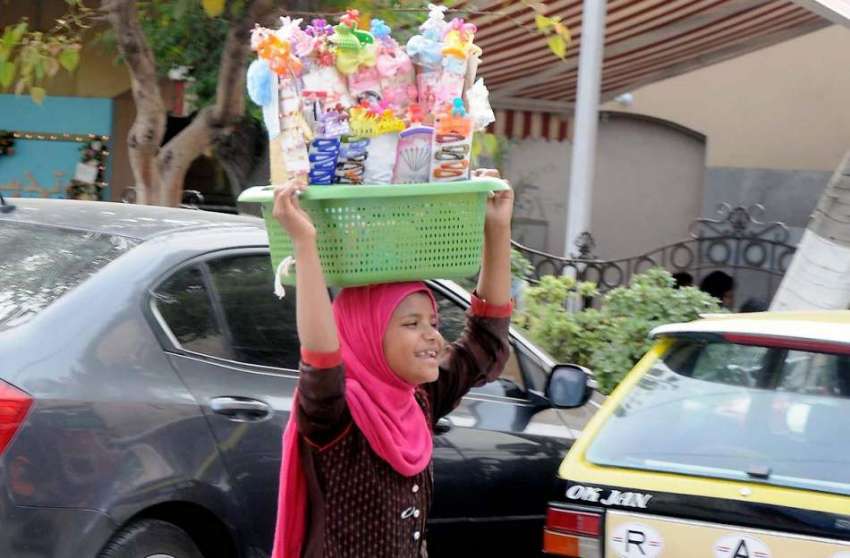 راولپنڈی: کم سن بچی گھر کی کفالت کے لیے صدر بازار میں بچوں ..