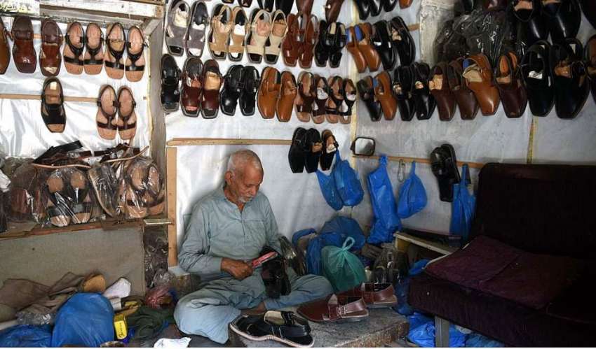 راولپنڈی: عیدالفطر کی آمد کے موقع پر کاریگر جوتے تیار کرنے ..