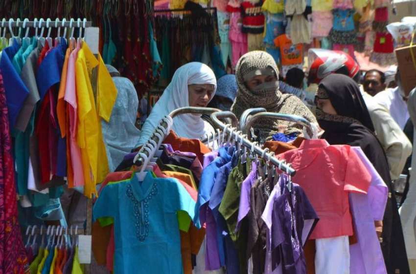 سرگودھا: عید کی تیاریوں میں مصروف خواتین کپڑے خرید رہی ہیں۔