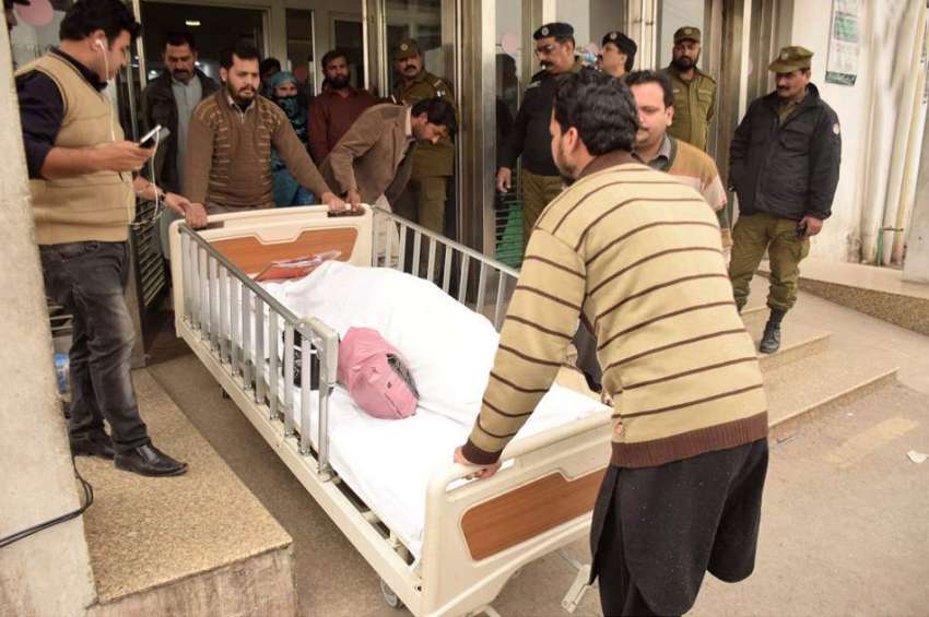 لاہور: پی آئی سی میں وکلاء کی ہنگامہ آرائی کے دوران علاج ..