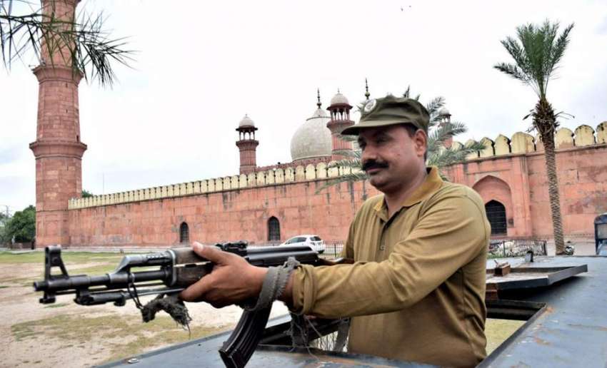 لاہور: تاریخی بادشاہی مسجد میں ماہ صیام کے دوسرے جمعةالمبارک ..