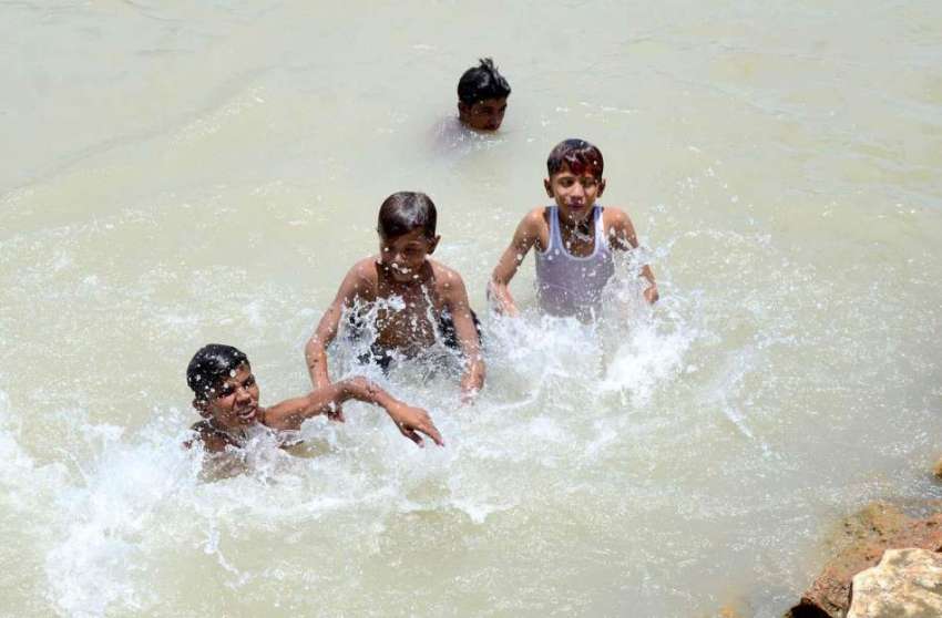حیدر آباد: نوجوان گرمی کی شدت سے بچنے کے لیے نہر میں نہا رہے ..