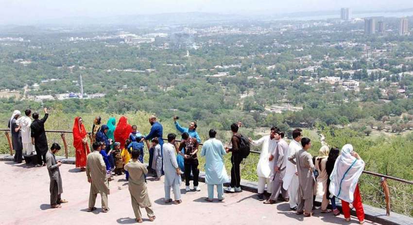 اسلام آباد: وفاقی دارالحکومت میں سیر و تفریح کے لیے آئے شہری ..