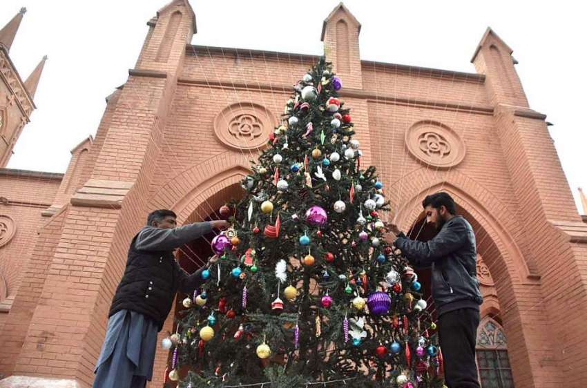 پشاور: کرسمس کی تقریبات سے قبل سینٹ جان کیتھیڈرل چرچ میں ..