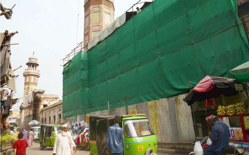 لاہور: صوبائی دارالحکومت کے دہلی گیٹ پر مزدور تاریخی مسجد ..