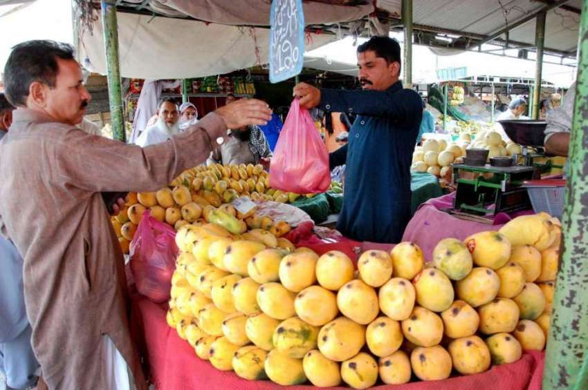 اسلام آباد: شہری ایک سٹال سے آمد خرید رہا ہے۔