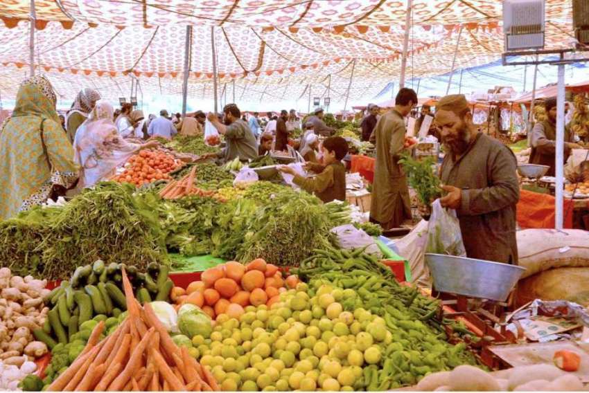 کوئٹہ: شہری رمضان سستا بازار سے سبزیاں اور پھل خرید رہے ہیں۔
