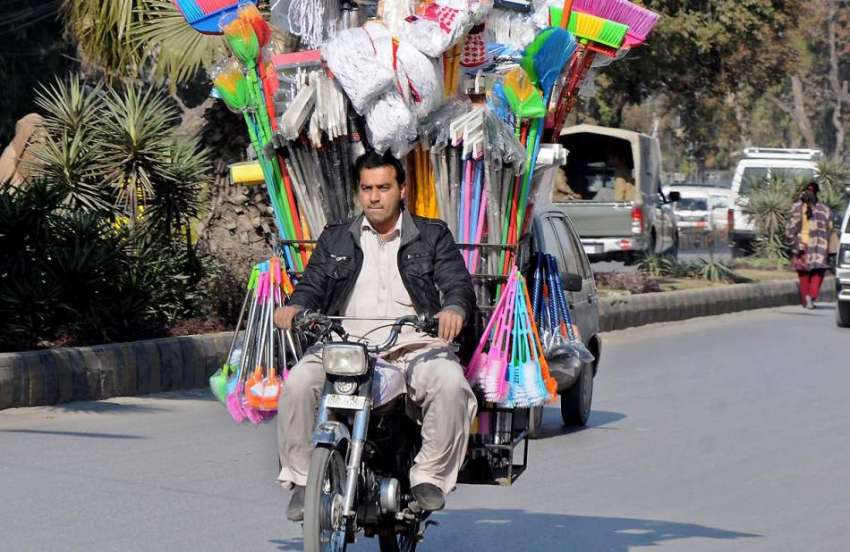 راولپنڈی: ہیلمٹ پہنے بغیر موٹر سائیکل سوار کو اوور لوڈ کے ..