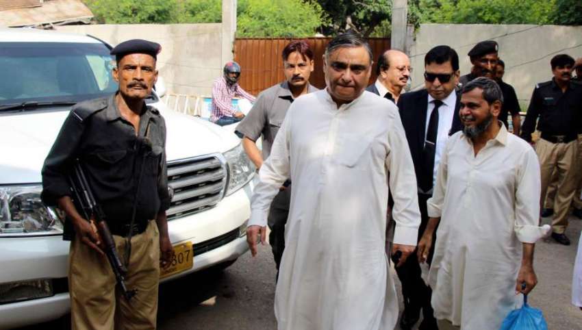 کراچی: سابق وزیر پٹرولیم ڈاکٹر عاصم حسین نیب کورٹ پیشی کیلئے ..