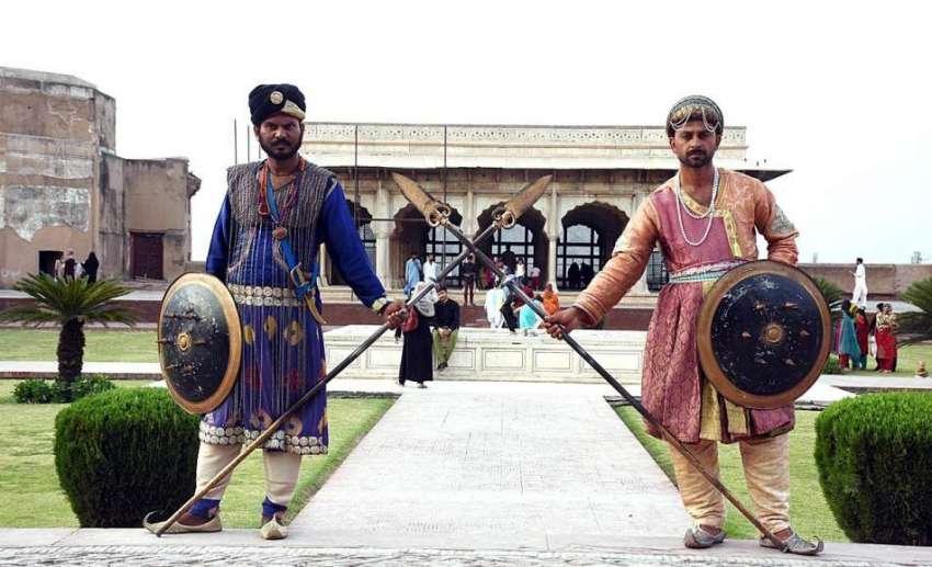 لاہور: شہری بڑی تعداد میں شاہی قلعہ کی سیر و تفریح کر رہے ..