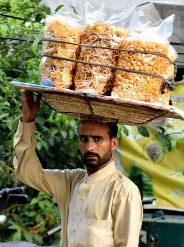 لاہور: ایک محنت کش کھانے پینے کی اشیاء فروخت کرنے کیلئے جارہا ..