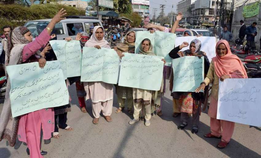 لاہور: کامونکی کی رہائشی خواتین اپنے مطالبات کے حق میں پریس ..