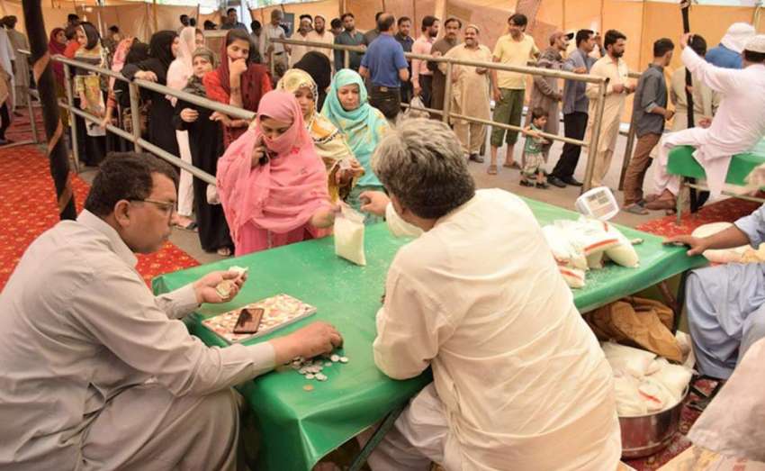 لاہور: خواتین شادمان رمضان بازار میں قطار میں کھڑی ہو کر ..