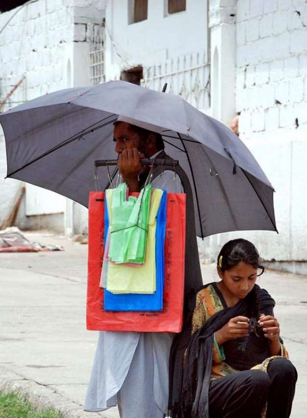 اسلام آباد: وفاقی دارالحکومت میں محنت کش شاپنگ بیگ فروخت ..