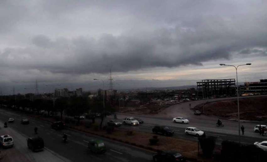 اسلام آباد: وفاقی دارالحکومت میں دوپہر کے وقت آسمان پر گہری ..