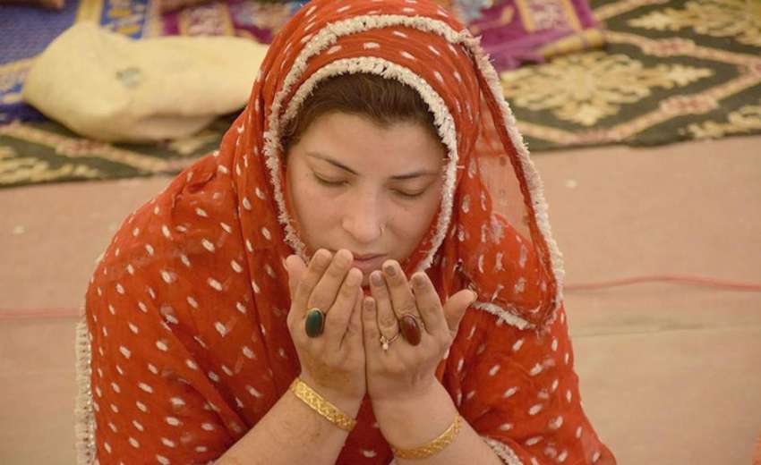 لاہور: بادشاہی مسجد میں خاتون جمعةالوداع کی نماز ادا کرنے ..