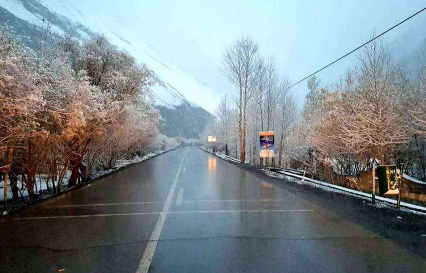 ہنزہ: شام کے وقت پہاڑیوں پر پڑی برف باری دلکش منظر پیش کررہی ..
