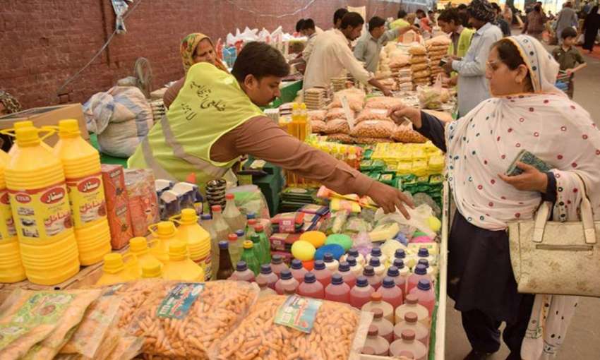 لاہور: ایک خاتون رمضان بازار سے خریداری کررہی ہے۔