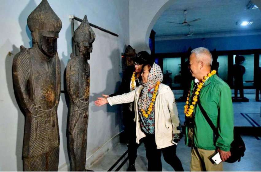 پشاور: چینی سیاح میوزم میں رکھے گئے مجسمے دیکھ رہے ہیں۔