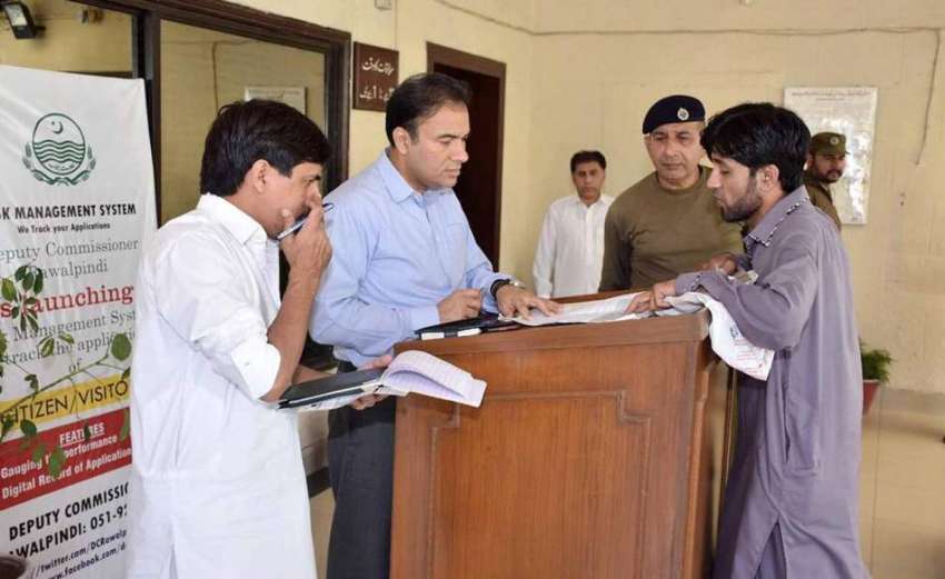 راولپنڈی: ڈپٹی کمشنر چوہدری محمد علی رندھاوا ڈی سی آفس میں ..